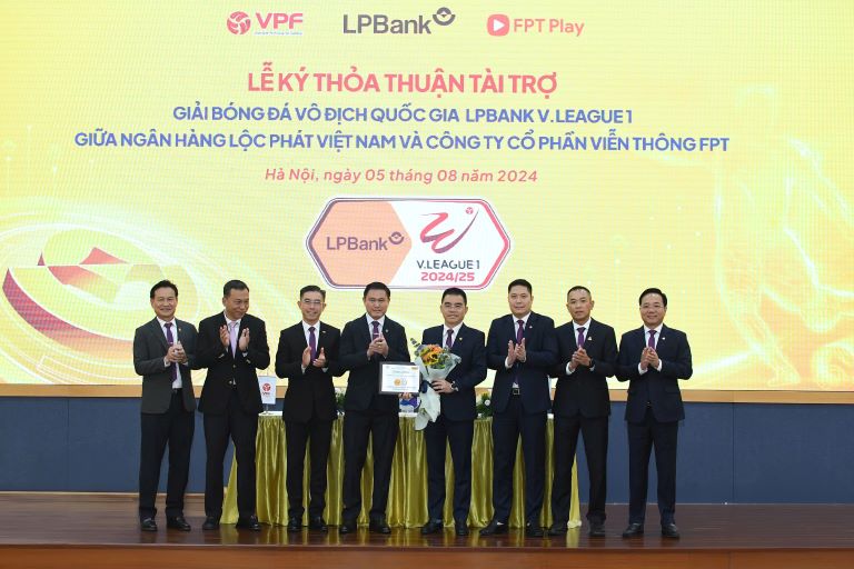 Ảnh minh họa&amp;Ocirc;ng Hồ Nam Tiến - Ph&amp;oacute; Chủ tịch HĐQT, Tổng Gi&amp;aacute;m đốc LPBank nhận bảng danh vị v&amp;agrave; hoa ch&amp;uacute;c mừng từ L&amp;atilde;nh đạo C&amp;ocirc;ng ty VPF, c&amp;ocirc;ng ty FPT PLay