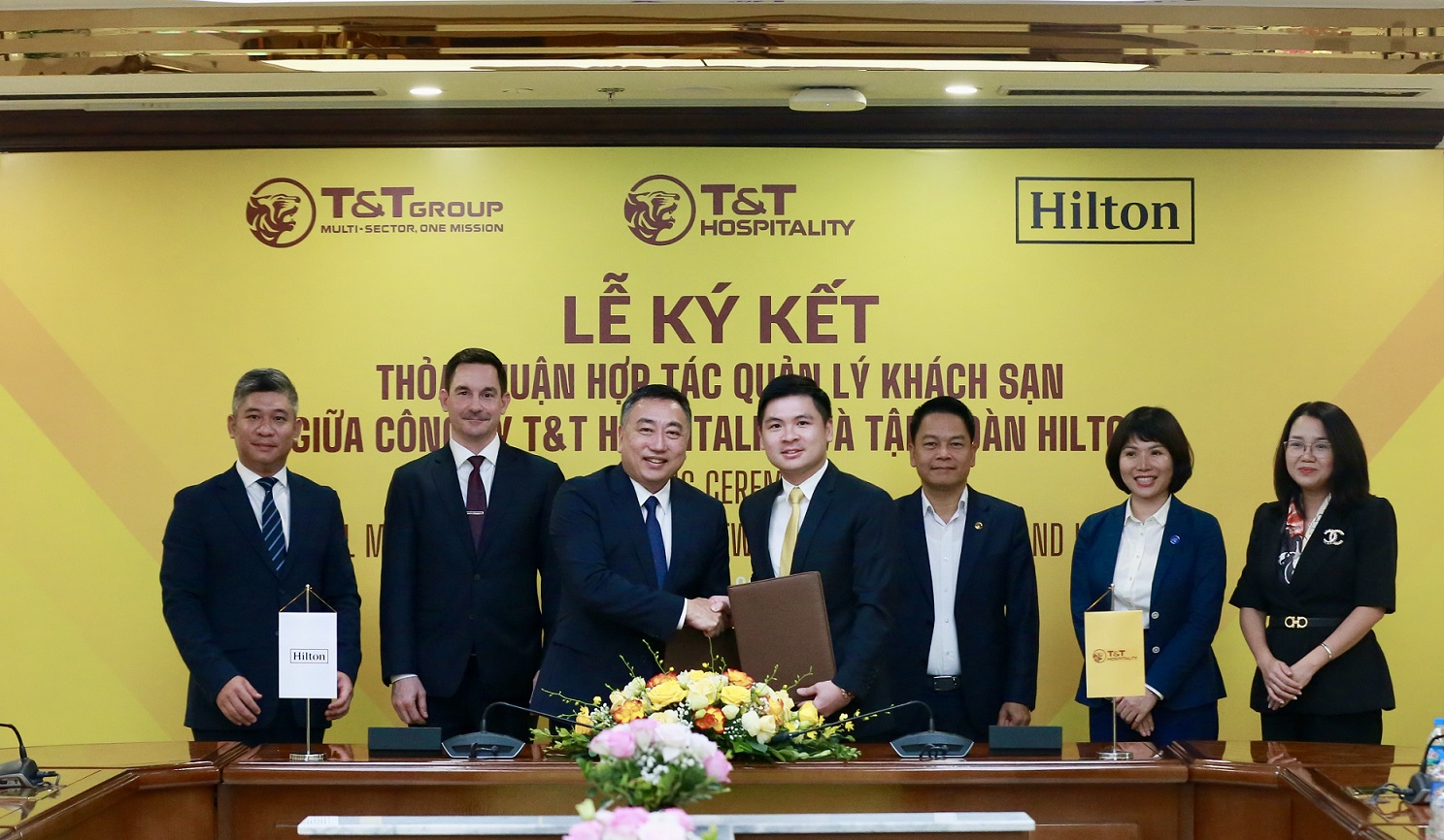 Đại diện C&amp;ocirc;ng ty T&amp;amp;T Hospitality v&amp;agrave; Tập đo&amp;agrave;n Hilton trao thỏa thuận hợp t&amp;aacute;c