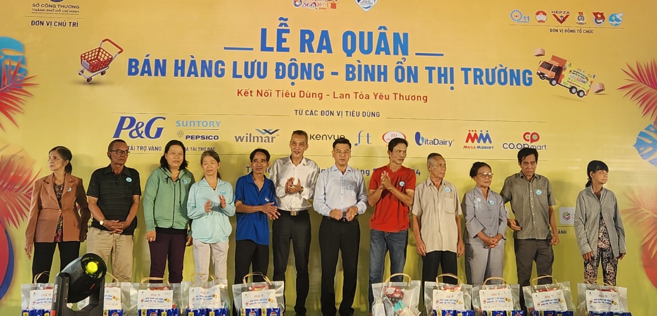 Nhiều người lao động tại c&amp;aacute;c khu c&amp;ocirc;ng nghiệp v&amp;agrave; tại c&amp;aacute;c quận huyện c&amp;oacute; ho&amp;agrave;n cảnh kh&amp;oacute; khăn được hỗ trợ c&amp;aacute;c phần qu&amp;agrave; từ ban tổ chức