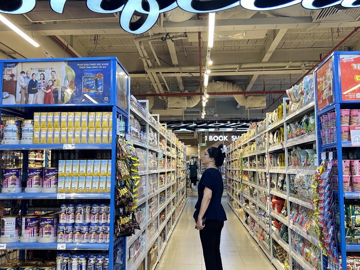 Kh&amp;aacute;ch h&amp;agrave;ng mua sắm tại WinMart.JPG