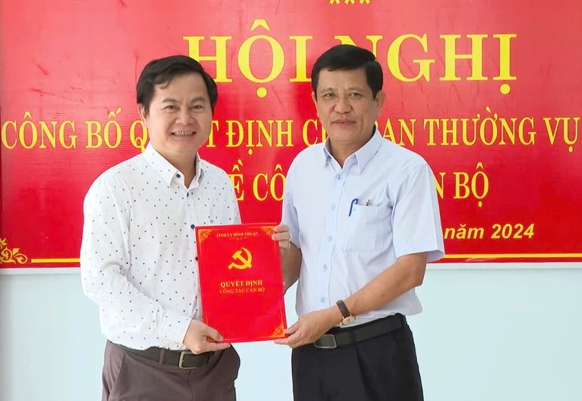 &amp;Ocirc;ng Nguyễn Thanh Nam (phải) trao quyết định cho t&amp;acirc;n Ph&amp;oacute; Ch&amp;aacute;nh Văn ph&amp;ograve;ng Tỉnh ủy Huỳnh Quang Tuấn