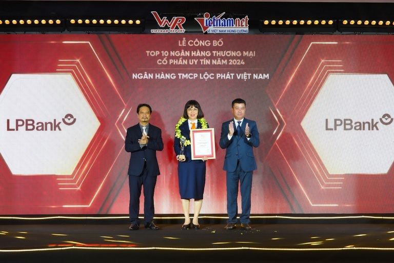 Ảnh minh họaB&amp;agrave; Nguyễn &amp;Aacute;nh V&amp;acirc;n &amp;ndash; Ph&amp;oacute; Tổng Gi&amp;aacute;m đốc đại diện LPBank nhận giải thưởng Top 10 Ng&amp;acirc;n h&amp;agrave;ng TMCP Tư nh&amp;acirc;n uy t&amp;iacute;n