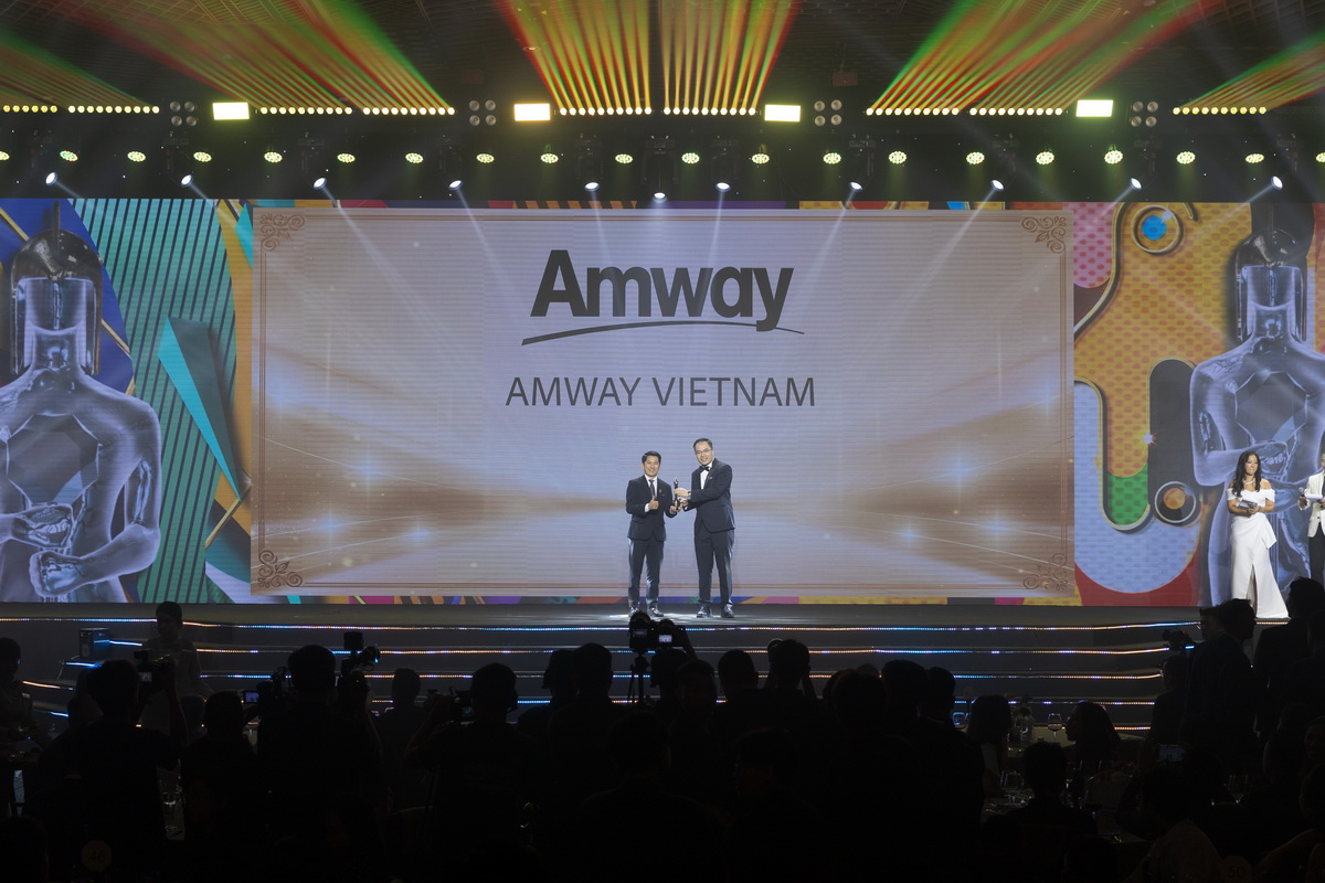 &amp;Ocirc;ng Huỳnh Thi&amp;ecirc;n Triều- Tổng gi&amp;aacute;m Đốc Amway Việt Nam vinh dự được trao tặng phi&amp;ecirc;n bản v&amp;agrave;ng của chiếc c&amp;uacute;p Harmonia với th&amp;agrave;nh t&amp;iacute;ch 5 năm đạt được giải thưởng HR Asia - Nơi l&amp;agrave;m việc tốt nhất ch&amp;acirc;u &amp;Aacute; 2024