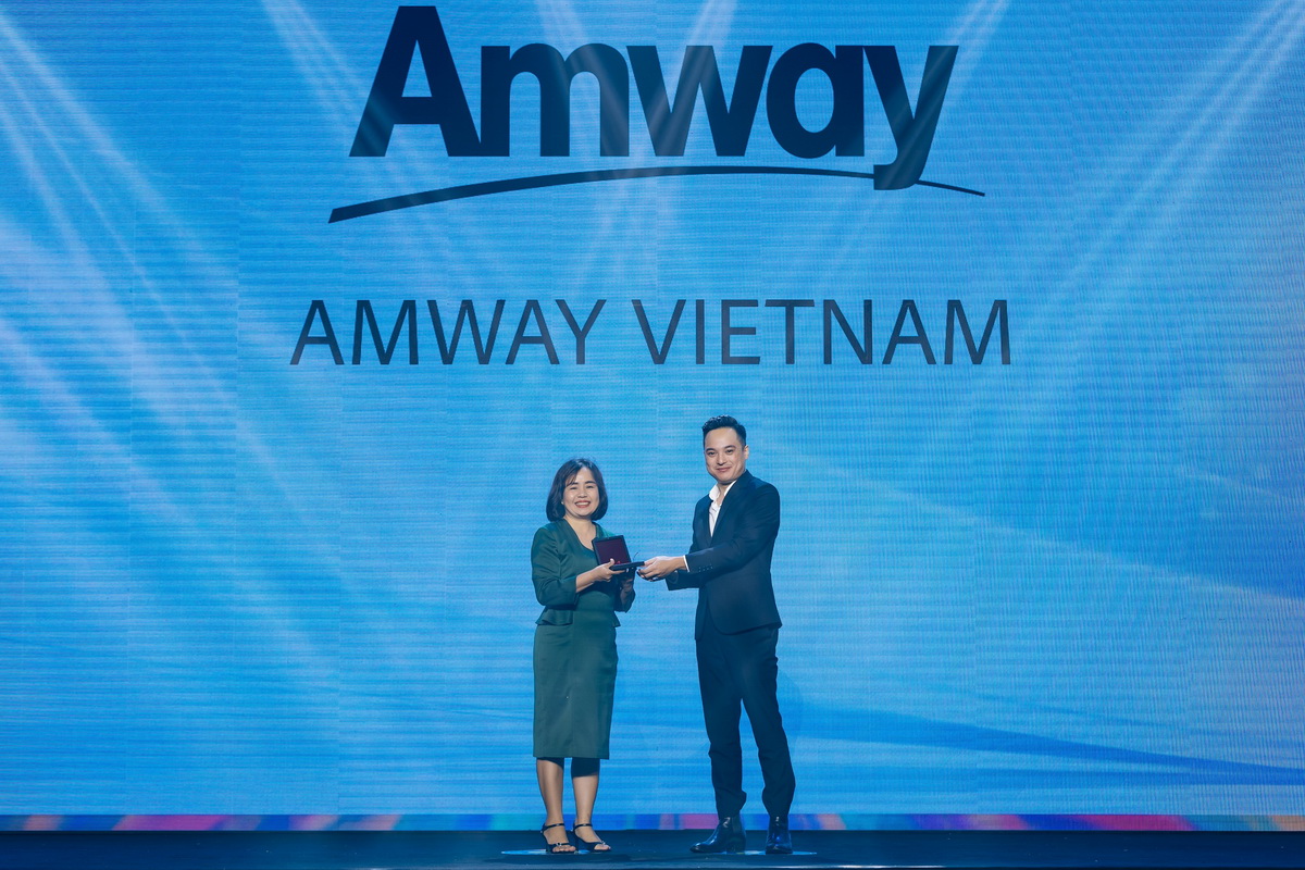 B&amp;agrave; Phan Nguy&amp;ecirc;n Nhật Thảo, Gi&amp;aacute;m đốc Nh&amp;acirc;n sự Amway tiểu v&amp;ugrave;ng Việt Nam-Indonesia-Philippines vinh dự nhận giải từ ban tổ chức