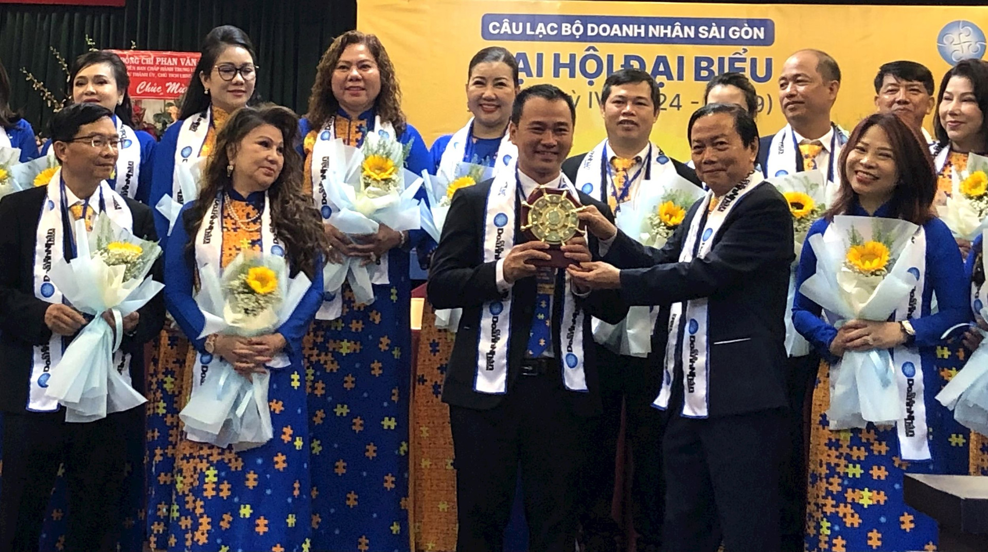 Chuyển giao biểu trưng của CLB DNSG giữa Chủ tịch Nhiệm kỳ III v&amp;agrave; Nhiệm kỳ IV