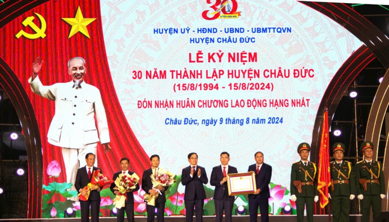 &amp;Ocirc;ng Phạm Viết Thanh, B&amp;iacute; thư Tỉnh ủy, Chủ tịch HĐND tỉnh B&amp;agrave; Rịa- Vũng T&amp;agrave;u, trao Hu&amp;acirc;n chương Lao động hạng Nhất của Chủ tịch nước cho huyện Đảng bộ ch&amp;iacute;nh quyền v&amp;agrave; nh&amp;acirc;n d&amp;acirc;n huyện Ch&amp;acirc;u Đức. Ảnh- B&amp;aacute;o Ph&amp;aacute;p Luật TPHCM