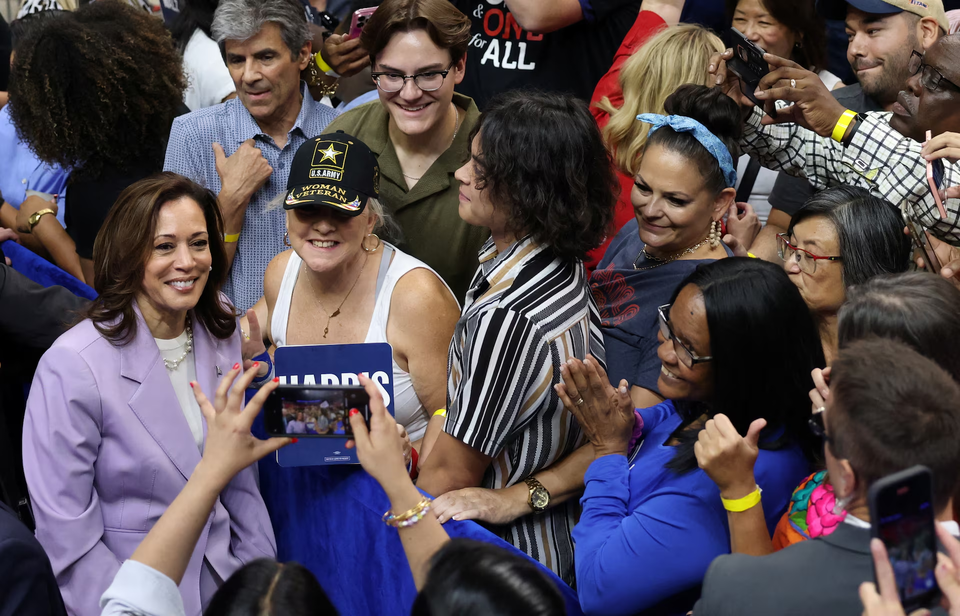 Ứng cử vi&amp;ecirc;n tổng thống  Kamala Harris chụp ảnh với những người ủng hộ tại Las Vegas, Nevada, ng&amp;agrave;y 10 th&amp;aacute;ng 8 năm 2024