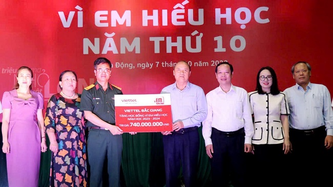 L&amp;atilde;nh đạo Viettel Bắc Giang trao biểu trưng học bổng V&amp;igrave; em hiếu học năm học 2023-2024 trị gi&amp;aacute; 740 triệu đồng cho đại diện Hội Khuyến học tỉnh.