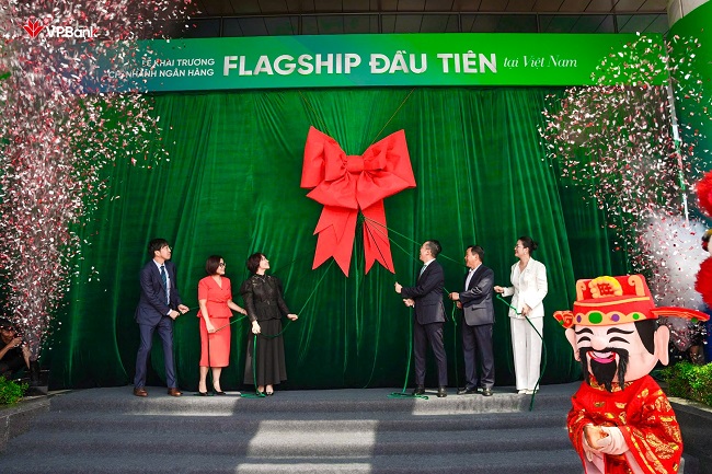 Ban l&amp;atilde;nh đạo VPBank c&amp;ugrave;ng k&amp;eacute;o băng kh&amp;aacute;nh th&amp;agrave;nh chi nh&amp;aacute;nh Flagship