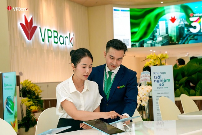 Kh&amp;aacute;ch h&amp;agrave;ng trải nghiệm giao dịch &amp;ldquo;Paperless&amp;rdquo; tại VPBank Flagship