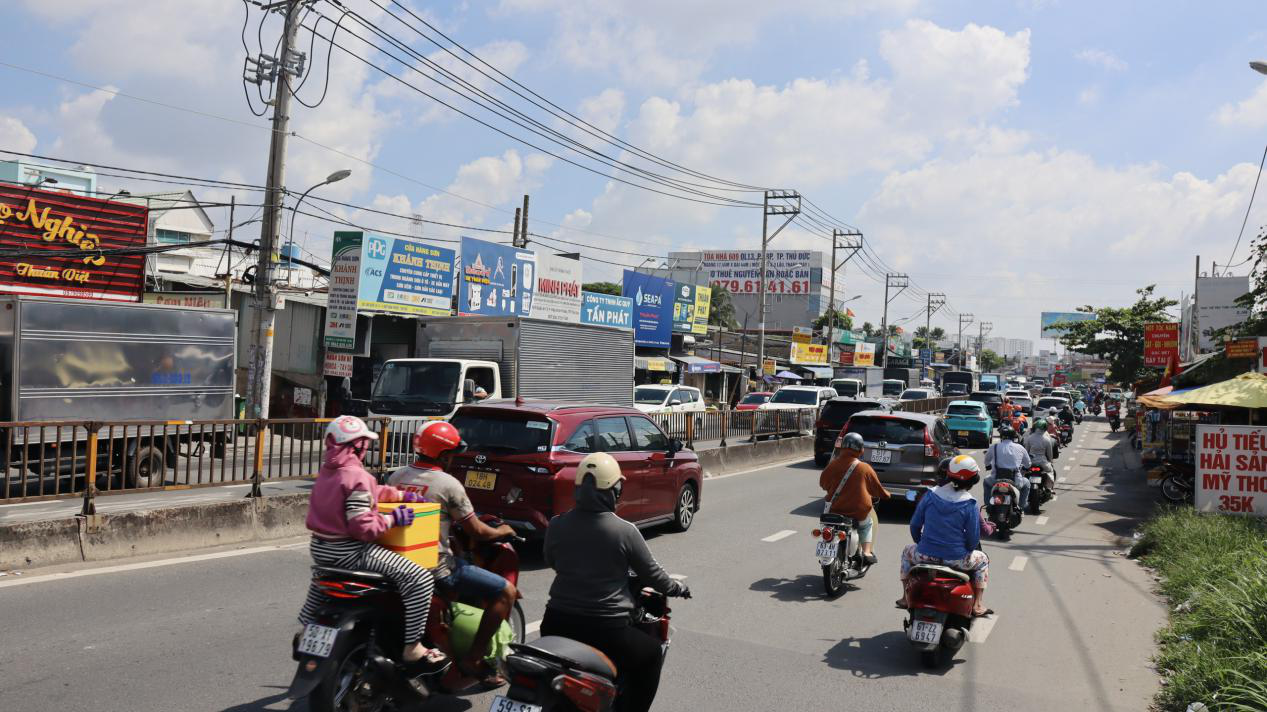 Đoạn từ ng&amp;atilde; tư B&amp;igrave;nh Phước tới Cầu &amp;Ocirc;ng Gi&amp;agrave;u, được chụp 9h40 ph&amp;uacute;t s&amp;aacute;ng. Ảnh Duy Quang