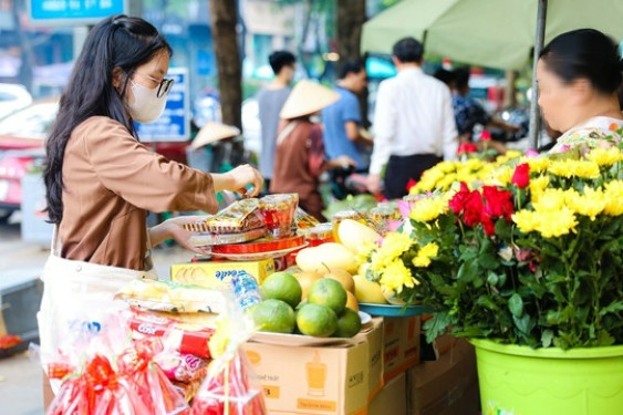 Sát lễ Vu Lan: Rau trái dồi dào, dịch vụ phong phú