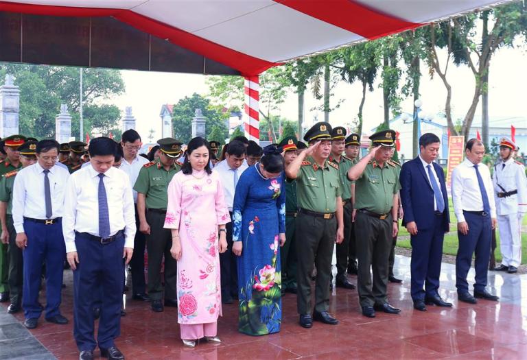 Ảnh minh họaThứ trưởng Trần Quốc Tỏ c&amp;ugrave;ng c&amp;aacute;c đại biểu d&amp;acirc;ng hương tại Khu di t&amp;iacute;ch lịch sử văn ho&amp;aacute; quốc gia C&amp;aacute;t Tường