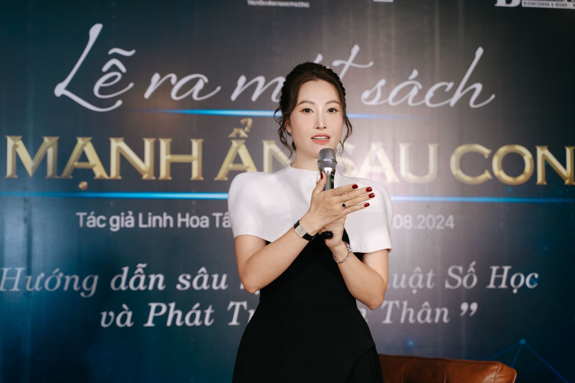 Linh Hoa T&amp;acirc;m trong buổi ra mắt s&amp;aacute;ch của c&amp;ocirc;