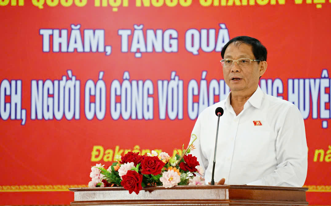 Ph&amp;oacute; Chủ tịch Quốc hội Trần Quang Phương ph&amp;aacute;t biểu tại buổi lễ trao qu&amp;agrave;