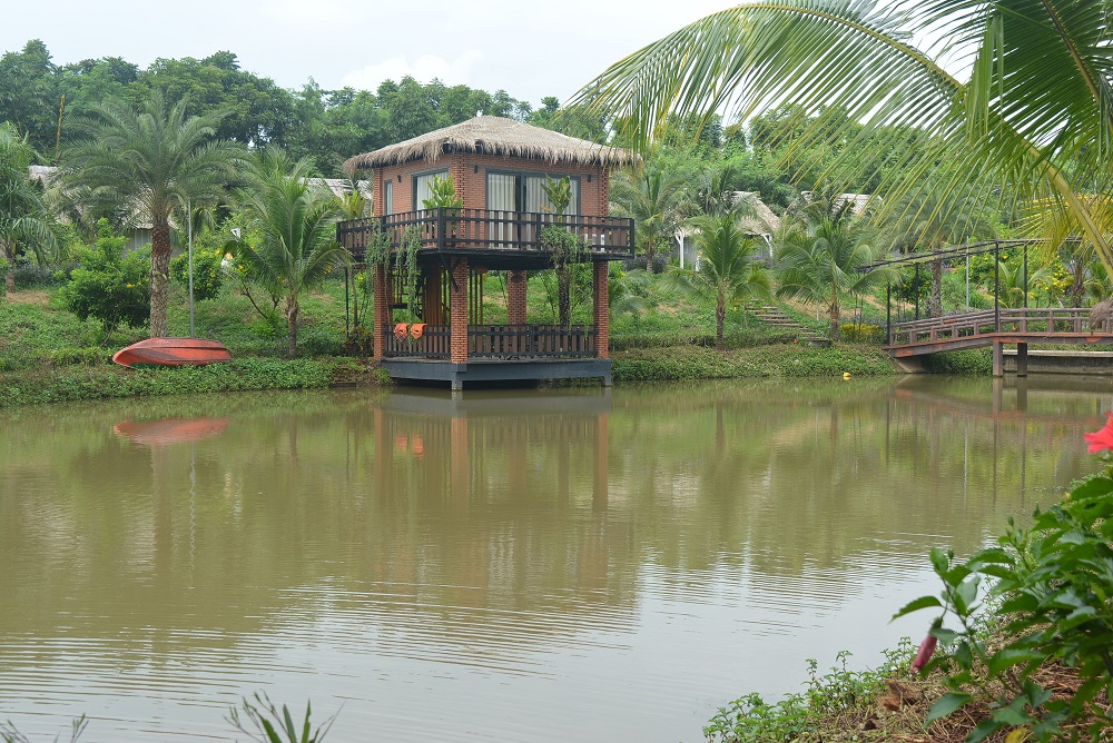 Những căn nh&amp;agrave;  s&amp;agrave;n được dựng l&amp;ecirc;n tr&amp;ecirc;n mặt hồ tạo cảm gi&amp;aacute;c m&amp;aacute;t mẻ v&amp;agrave; b&amp;igrave;nh an tại Charm Village