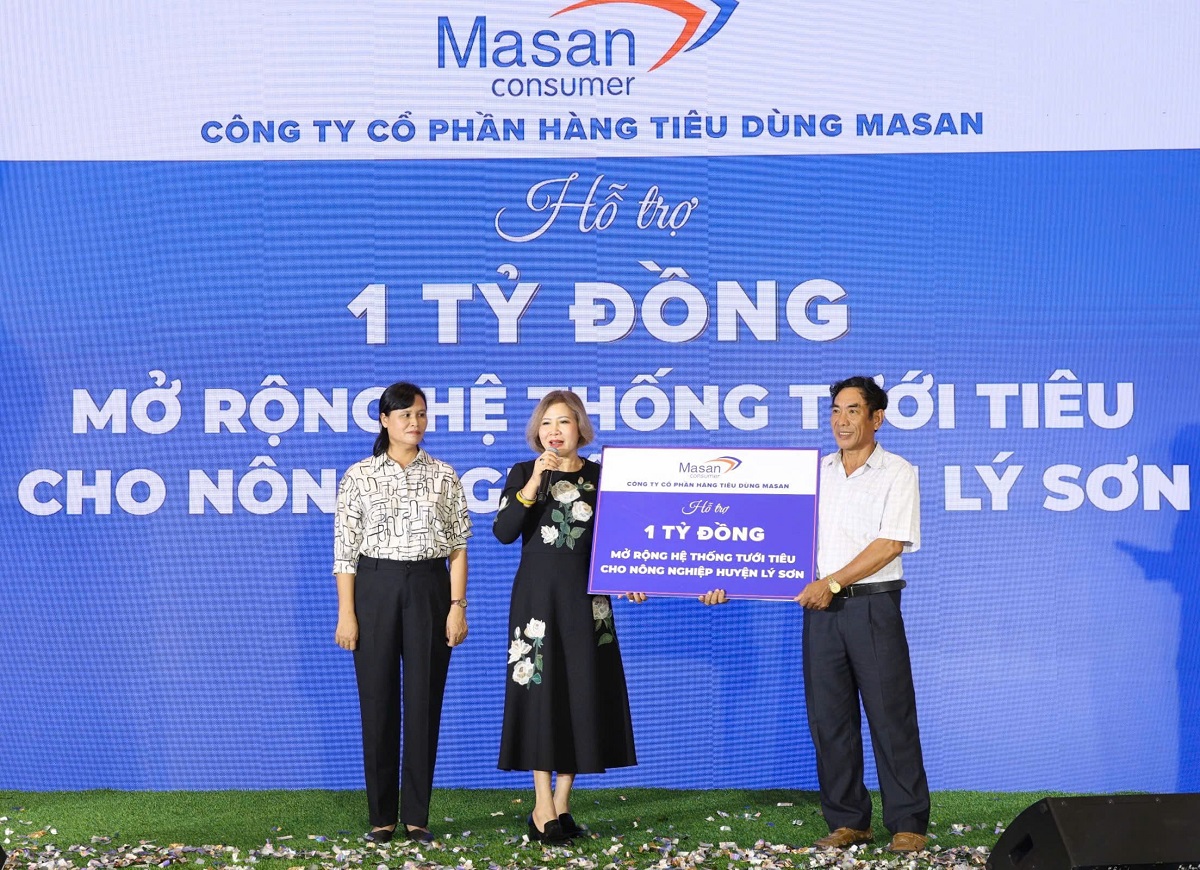 Đại diện C&amp;ocirc;ng ty Masan Consumer trao tặng 1 tỷ đồng để c&amp;ugrave;ng chung tay đ&amp;oacute;ng g&amp;oacute;p v&amp;agrave;o chương tr&amp;igrave;nh mở rộng hệ thống tưới ti&amp;ecirc;u cho n&amp;ocirc;ng nghiệp huyện L&amp;yacute; Sơn