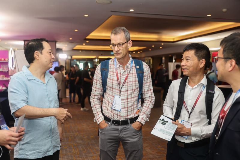 TS. Jeff Dean giao lưu c&amp;ugrave;ng c&amp;aacute;c đại biểu tại hội nghị