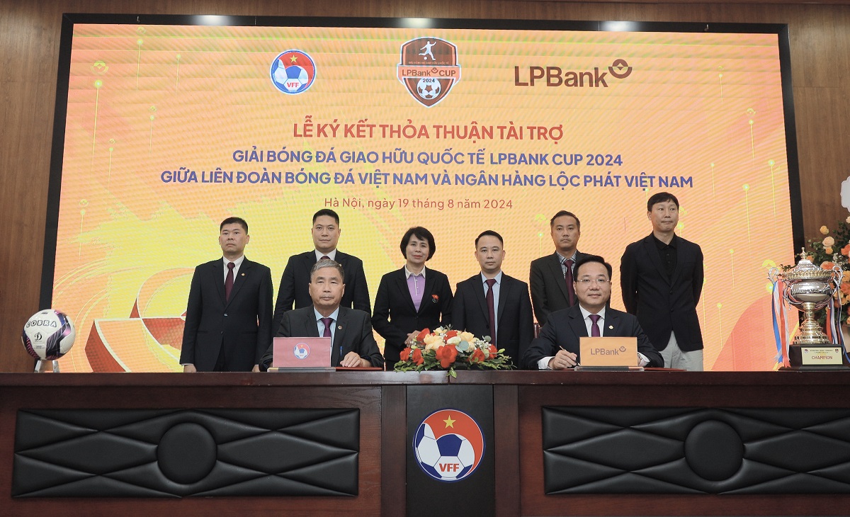 &amp;Ocirc;ng Ho&amp;agrave;ng Văn Ph&amp;uacute;c &amp;ndash; Ph&amp;oacute; Tổng Gi&amp;aacute;m đốc LPBank v&amp;agrave; &amp;ocirc;ng Dương Nghiệp Kh&amp;ocirc;i&amp;ndash; Tổng Thư k&amp;yacute; Li&amp;ecirc;n đo&amp;agrave;n B&amp;oacute;ng đ&amp;aacute; Việt Nam (VFF) k&amp;yacute; kết dưới sự chứng kiến của đại diện L&amp;atilde;nh đạo Cục Thể dục Thể thao, Li&amp;ecirc;n đo&amp;agrave;n B&amp;oacute;ng đ&amp;aacute; Việt Nam v&amp;agrave; LPBank