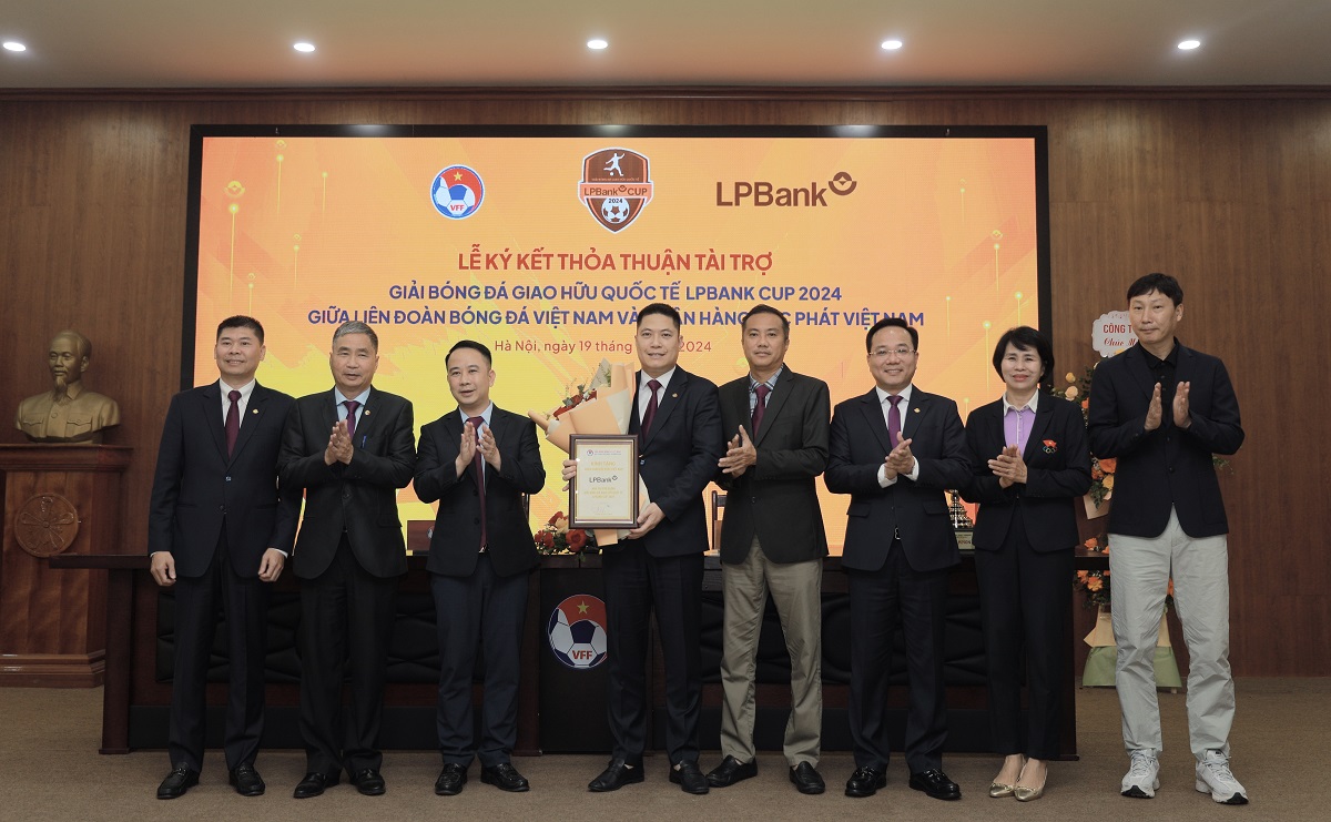 Đại diện LPBank, &amp;ocirc;ng Nguyễn Văn Th&amp;ugrave;y - Ph&amp;oacute; Chủ tịch HĐQT nhận hoa v&amp;agrave; danh vị trao tặng của L&amp;atilde;nh đạo Li&amp;ecirc;n đo&amp;agrave;n B&amp;oacute;ng đ&amp;aacute; Việt Nam (VFF) tại sự kiện