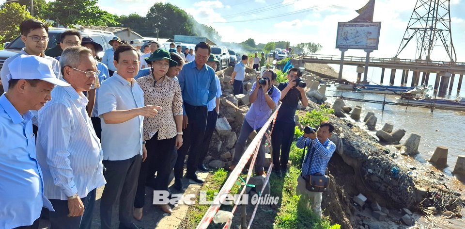 Ph&amp;oacute; Thủ tướng Trần Lưu Quang kiểm tra thực địa sạt lở đ&amp;ecirc; biển Đ&amp;ocirc;ng ở x&amp;atilde; Vĩnh Trạch Đ&amp;ocirc;ng (TP. Bạc Li&amp;ecirc;u).