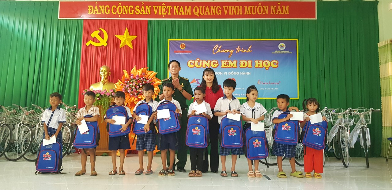 Đại diện B&amp;aacute;o CCBVN v&amp;agrave; l&amp;atilde;nh đạo UBND x&amp;atilde; H&amp;ograve;a Hiệp trao qu&amp;agrave; cho học sinh ngh&amp;egrave;o, đồng b&amp;agrave;o Khơ - me