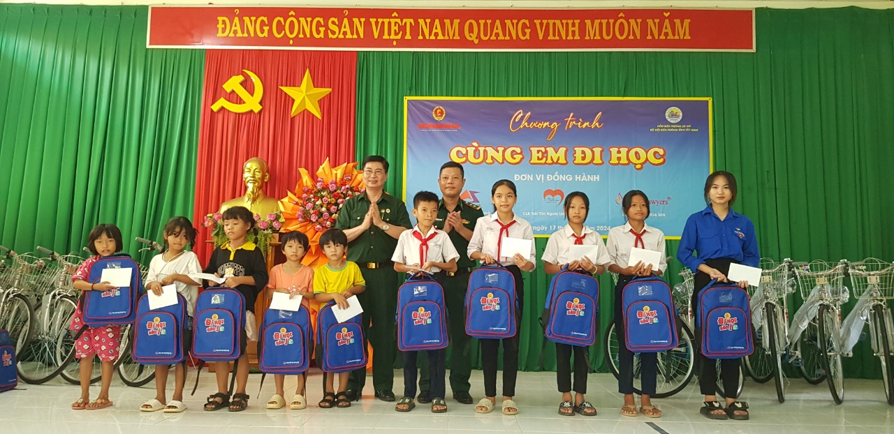 Trung t&amp;aacute; Nguyễn Ho&amp;agrave;i Phong - Ph&amp;oacute; B&amp;iacute; thư Chi bộ, Đồn trưởng Đồn Bi&amp;ecirc;n ph&amp;ograve;ng L&amp;ograve; G&amp;ograve; v&amp;agrave; CCB Nguyễn C&amp;ocirc;ng Trung, Chủ tịch CLB Tr&amp;aacute;i tim người l&amp;iacute;nh miền T&amp;acirc;y trao qu&amp;agrave; cho học sinh ngh&amp;egrave;o.