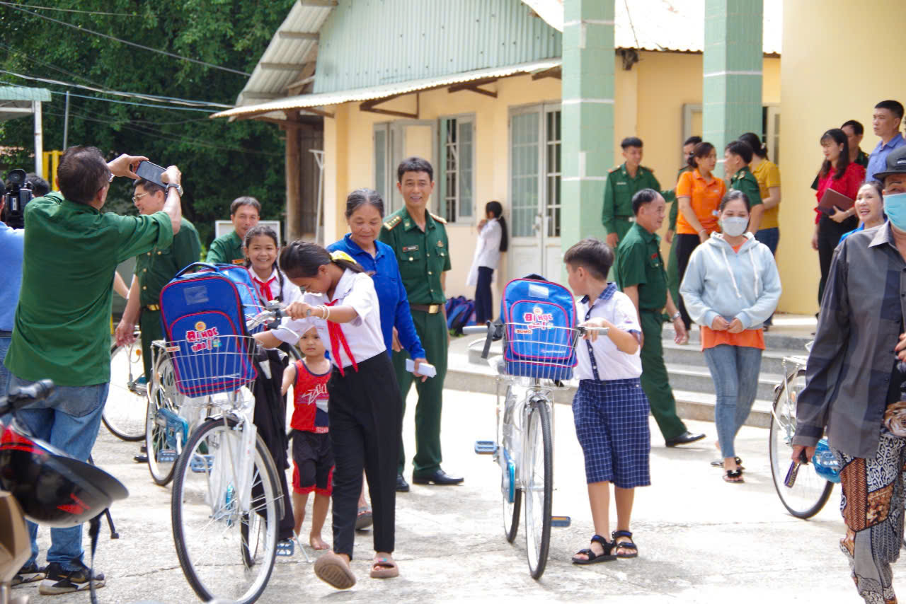 M&amp;oacute;n qu&amp;agrave; tuy kh&amp;ocirc;ng lớn nhưng mang &amp;yacute; nghĩa nh&amp;acirc;n văn s&amp;acirc;u sắc , thể hiện t&amp;igrave;nh cảm của  c&amp;aacute;c CCB, c&amp;aacute;c nh&amp;agrave; hảo t&amp;acirc;m , đ&amp;oacute; l&amp;agrave; việc gi&amp;uacute;p con em CCB, gia đ&amp;igrave;nh ngh&amp;egrave;o, con em đồng b&amp;agrave;o Khơ- me trước thềm năm học mới