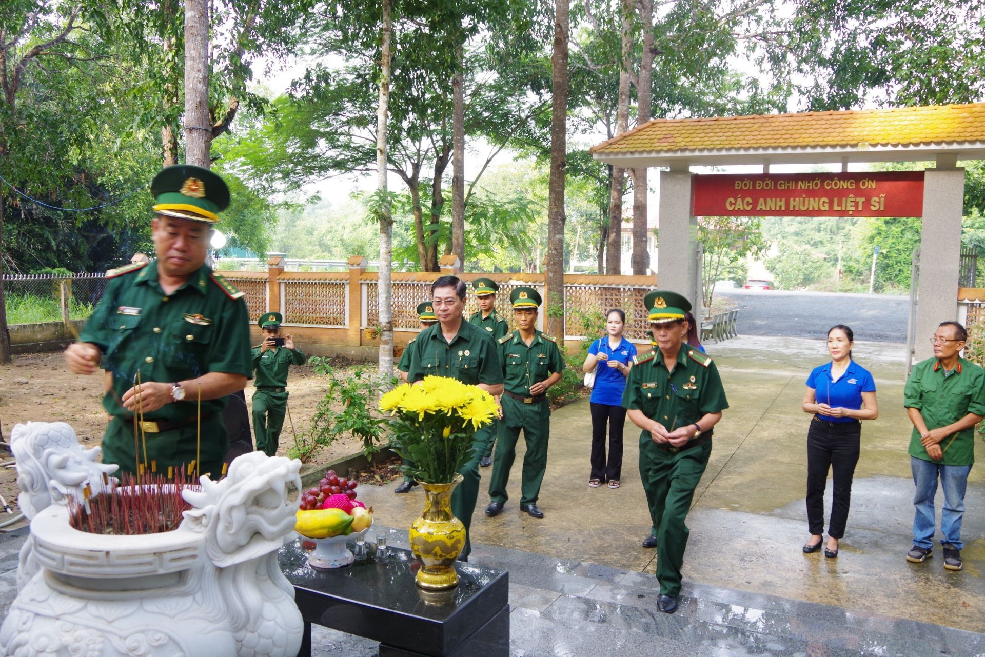 C&amp;aacute;c chiến sĩ đồn bi&amp;ecirc;n ph&amp;ograve;ng L&amp;ograve; G&amp;ograve; v&amp;agrave; c&amp;aacute;c th&amp;agrave;nh vi&amp;ecirc;n chương tr&amp;igrave;nh