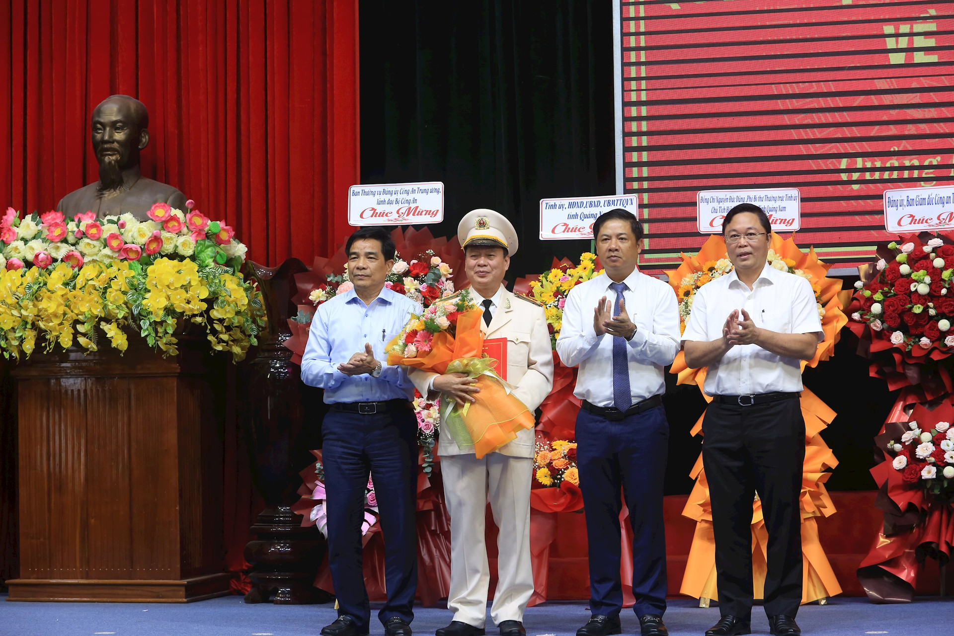 B&amp;iacute; thư Tỉnh ủy Lương Nguyễn Minh Triết, Chủ tịch UBND tỉnh L&amp;ecirc; Văn Dũng v&amp;agrave; Chủ tịch Ủy ban MTTQ Việt Nam tỉnh L&amp;ecirc; Tr&amp;iacute; Thanh ch&amp;uacute;c mừng Gi&amp;aacute;m đốc C&amp;ocirc;ng an tỉnh Nguyễn Hữu Hợp