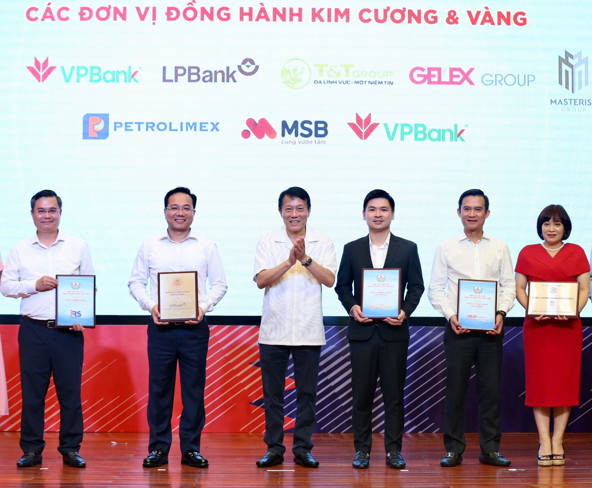 Ảnh 1: Ph&amp;oacute; Chủ tịch HĐQT T&amp;amp;T Group Đỗ Vinh Quang (thứ ba từ phải sang) nhận bảng danh vị nh&amp;agrave; đồng h&amp;agrave;nh Kim Cương từ Hiệp hội thể thao CAND.