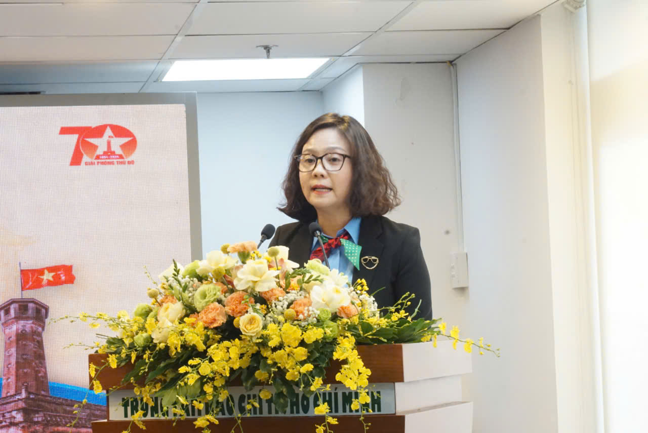 B&amp;agrave; L&amp;ecirc; Thị &amp;Aacute;nh Mai - Ph&amp;oacute; Gi&amp;aacute;m đốc Sở Văn h&amp;oacute;a, Thể thao v&amp;agrave; Du lịch H&amp;agrave; Nội chia sẻ th&amp;ocirc;ng tin tại họp b&amp;aacute;o