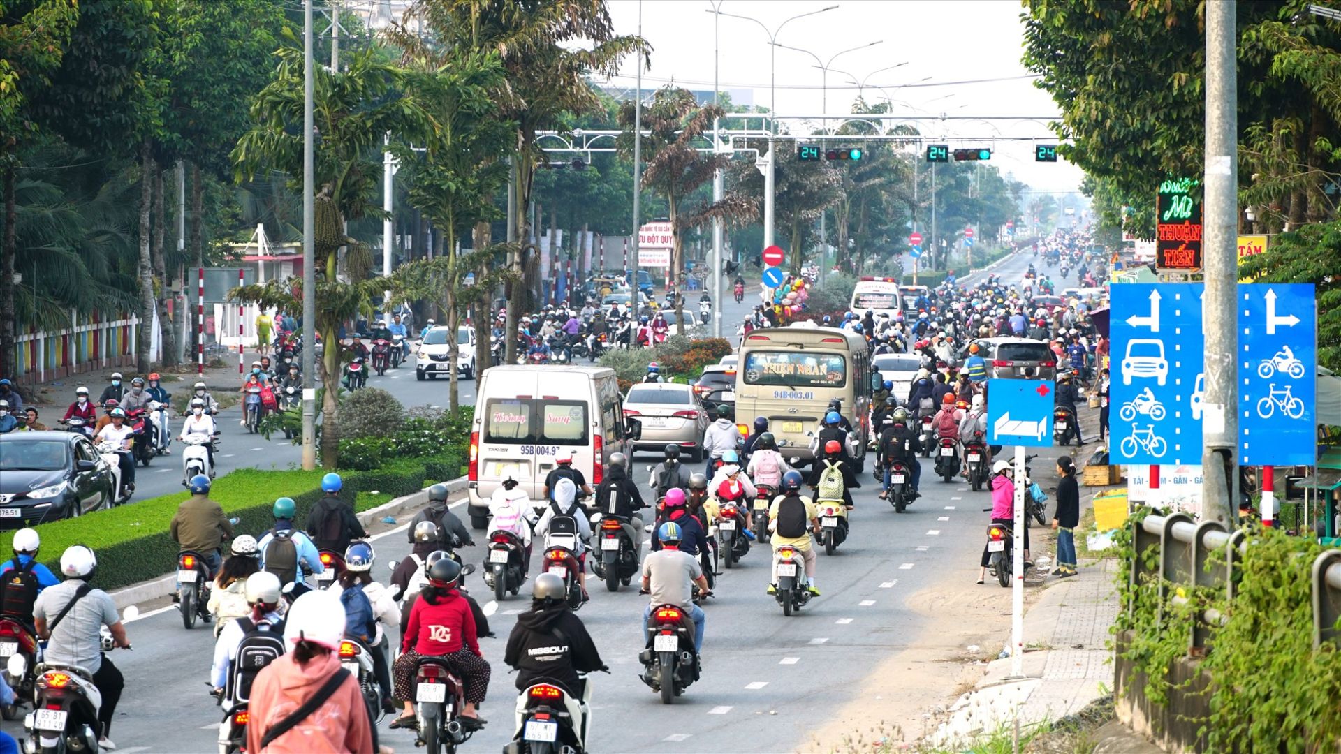 An to&amp;agrave;n giao th&amp;ocirc;ng đường bộ, đường sắt được thực hiện nghi&amp;ecirc;m ngặt