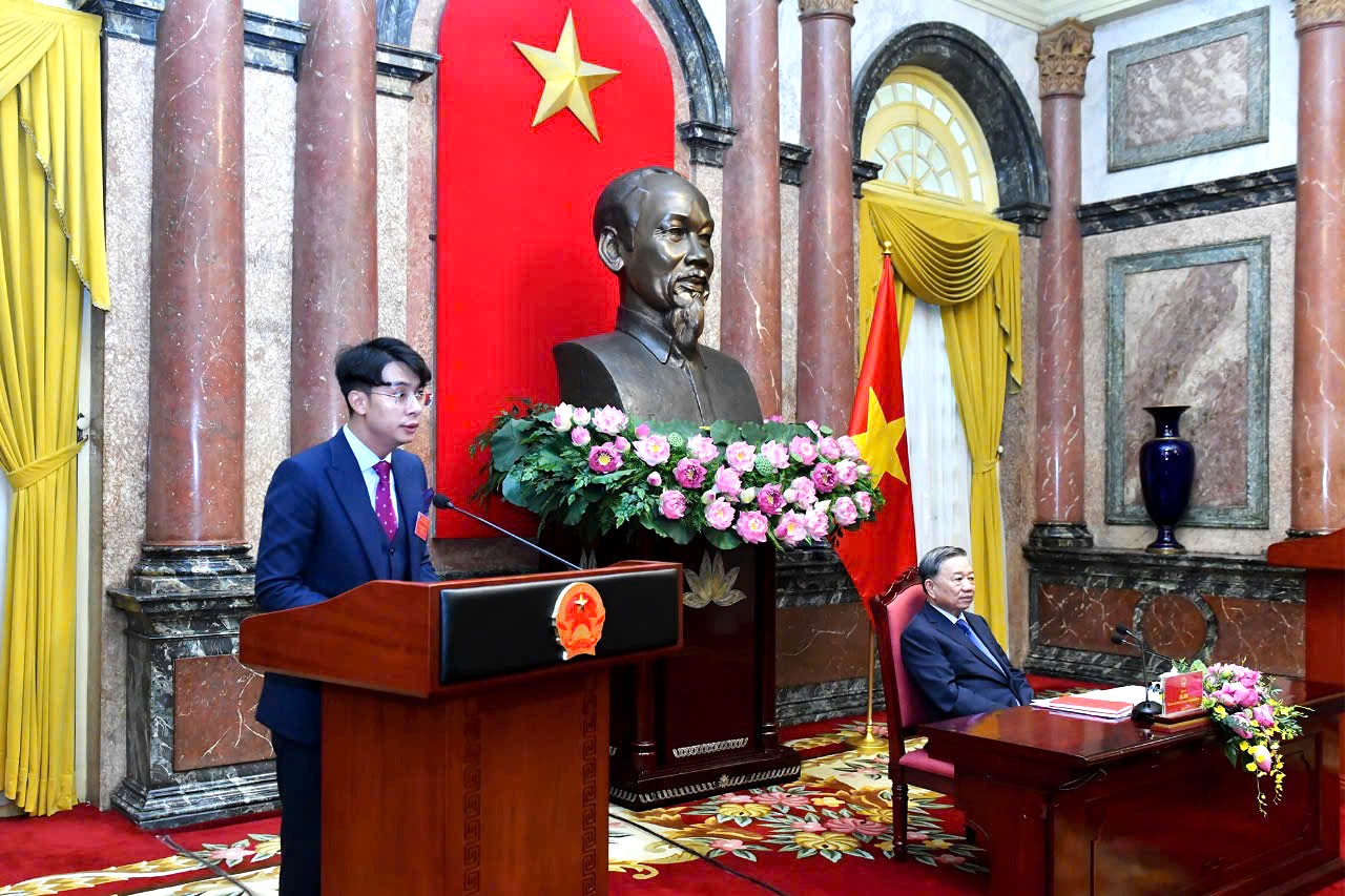 Luật sư L&amp;ecirc; Nguy&amp;ecirc;n Ho&amp;agrave; &amp;ndash; Gi&amp;aacute;m đốc Điều h&amp;agrave;nh C&amp;ocirc;ng ty Luật TNHH LHLegal l&amp;agrave; một trong số doanh nh&amp;acirc;n ti&amp;ecirc;u biểu được ph&amp;aacute;t biểu tại sự kiện tiếp kiến Tổng B&amp;iacute; thư, Chủ tịch nước T&amp;ocirc; L&amp;acirc;m