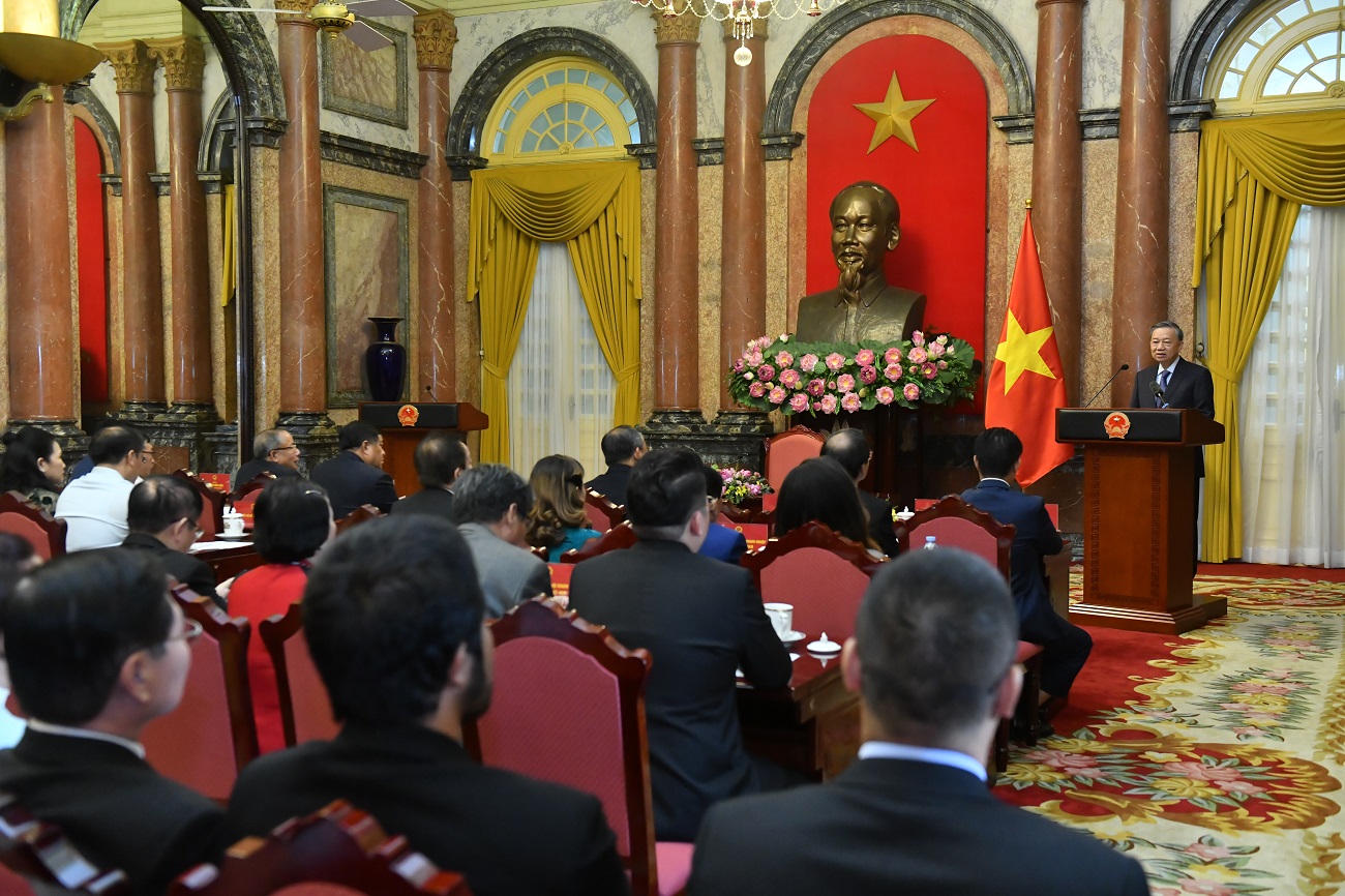 Tổng B&amp;iacute; thư, Chủ tịch nước T&amp;ocirc; L&amp;acirc;m b&amp;agrave;y tỏ vui mừng được gặp gỡ c&amp;aacute;c đại diện Hiệp hội Doanh nghiệp nhỏ v&amp;agrave; vừa Việt Nam - tổ chức đại diện cho cộng đồng rất lớn c&amp;aacute;c doanh nghiệp đang chung tay x&amp;acirc;y dựng v&amp;agrave; ph&amp;aacute;t triển nền kinh tế của đất nước.