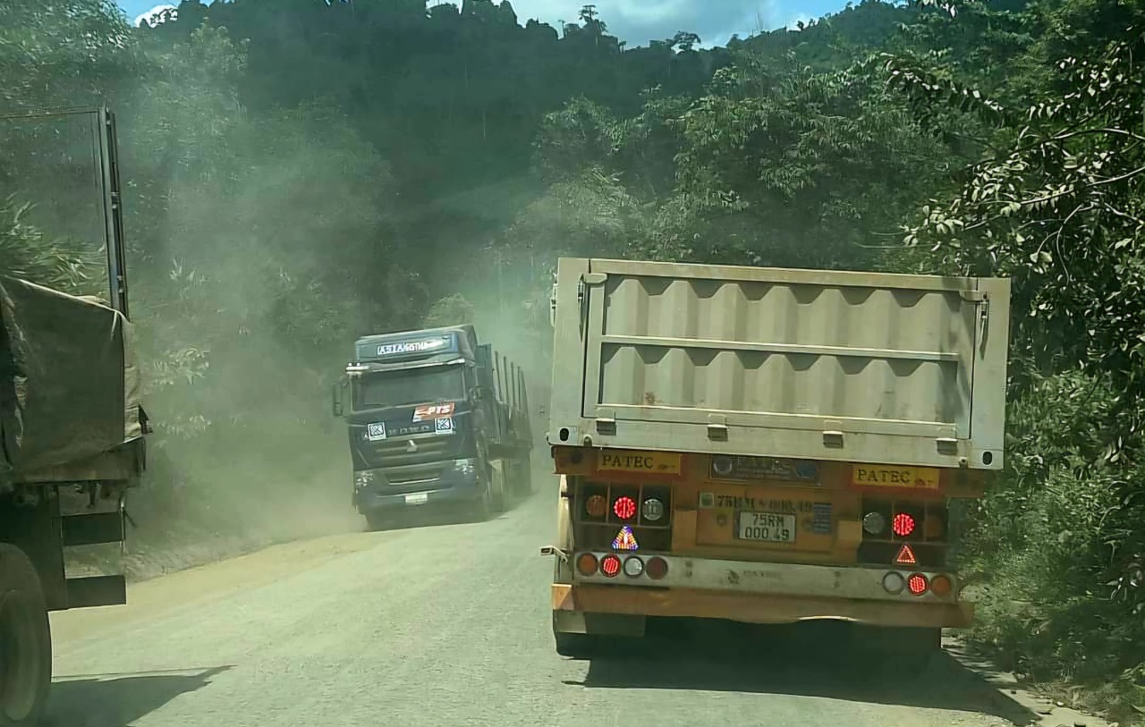 Hơn 1 năm qua,  mỗi ng&amp;agrave;y hơn 200 lượt phương tiện chở quặng từ L&amp;agrave;o về Việt Nam khiến tuyến đường bị hư hỏng rất nhanh v&amp;agrave; tăng l&amp;ecirc;n từng ng&amp;agrave;y, khả năng duy tu bảo dưỡng để đảm bảo an to&amp;agrave;n giao th&amp;ocirc;ng l&amp;agrave; đặc biệt kh&amp;oacute; khăn