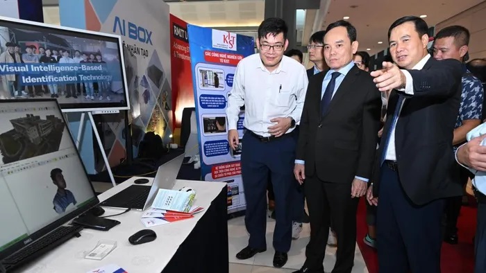 Ph&amp;oacute; Thủ tướng Trần Lưu Quang, Thứ trưởng Bộ Khoa học v&amp;agrave; C&amp;ocirc;ng nghệ B&amp;ugrave;i Thế Duy c&amp;ugrave;ng c&amp;aacute;c đại biểu đi tham quan c&amp;aacute;c gian h&amp;agrave;ng