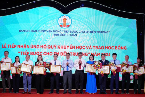 Bình Thuận tiếp nhận hơn 6 tỷ đồng ủng hộ Quỹ khuyến học "Tiếp bước cho em đến trường"