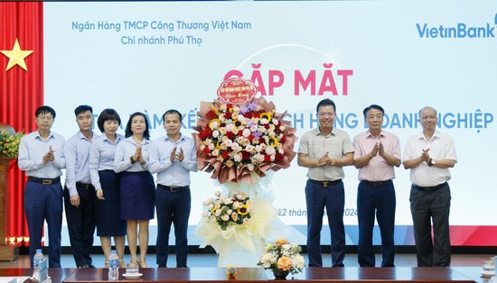 Hiệp Hội doanh nghiệp tỉnh Ph&amp;uacute; Thọ tặng hoa ch&amp;uacute;c mừng Ng&amp;acirc;n h&amp;agrave;ng TMCP C&amp;ocirc;ng thương Chi nh&amp;aacute;nh Ph&amp;uacute; Thọ