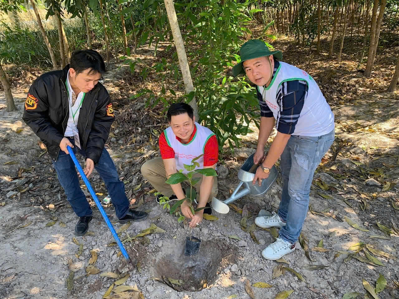 Trưởng Ban Tổ Chức Chương tr&amp;igrave;nh - &amp;Ocirc;ng Nguyễn Ho&amp;agrave;i Nam  (Giữa) ước muốn chuyến thiện nguyện n&amp;agrave;y sẽ mang một &amp;yacute; nghĩa nh&amp;acirc;n văn, ấm &amp;aacute;p