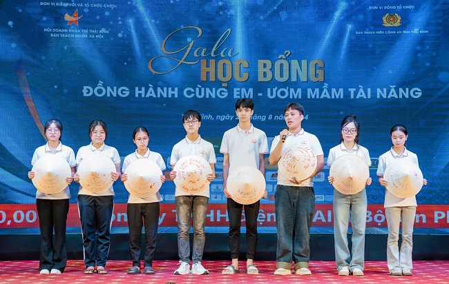 Đại diện c&amp;aacute;c em học sinh được thụ hưởng từ quỹ học bổng gửi lời cảm ơn tại chương tr&amp;igrave;nh