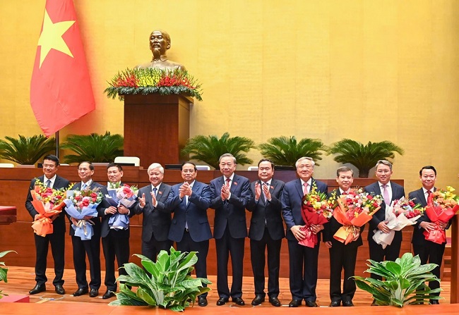 C&amp;aacute;c đồng ch&amp;iacute; l&amp;atilde;nh đạo Đảng v&amp;agrave; Nh&amp;agrave; nước tặng hoa ch&amp;uacute;c mừng c&amp;aacute;c đồng ch&amp;iacute; vừa được Quốc hội ph&amp;ecirc; chuẩn