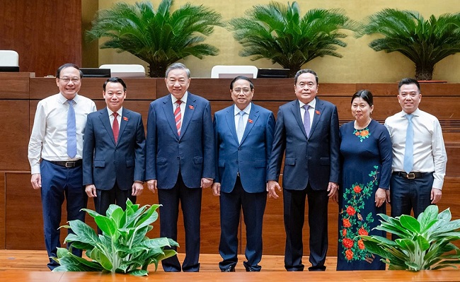 B&amp;iacute; thư Tỉnh ủy tỉnh Y&amp;ecirc;n B&amp;aacute;i Đỗ Đức Duy - t&amp;acirc;n Bộ trưởng Bộ T&amp;agrave;i nguy&amp;ecirc;n v&amp;agrave; M&amp;ocirc;i trường chụp ảnh lưu niệm với c&amp;aacute;c đồng ch&amp;iacute; l&amp;atilde;nh đạo Đảng v&amp;agrave; Nh&amp;agrave; nước.