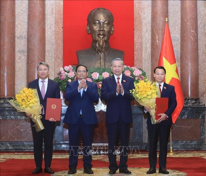 Tổng B&amp;iacute; thư, Chủ tịch nước T&amp;ocirc; L&amp;acirc;m trao Quyết định bổ nhiệm, Thủ tướng Phạm Minh Ch&amp;iacute;nh tặng hoa ch&amp;uacute;c mừng Bộ trưởng Bộ T&amp;agrave;i nguy&amp;ecirc;n v&amp;agrave; M&amp;ocirc;i trường Đỗ Đức Duy, Bộ trưởng Bộ Tư ph&amp;aacute;p Nguyễn Hải Ninh.