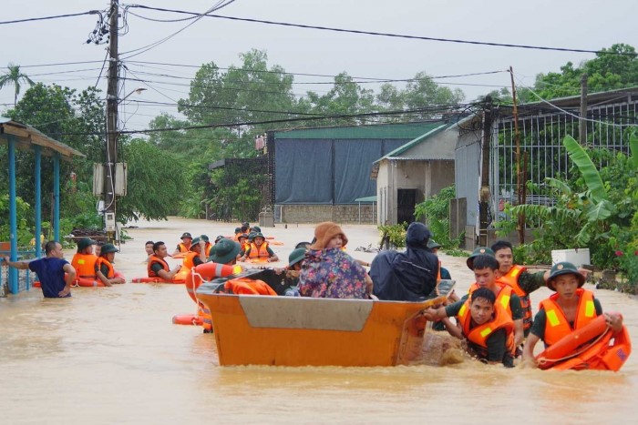 Mưa lớn g&amp;acirc;y ngập lụt tại c&amp;aacute;c khu đ&amp;ocirc; thị g&amp;acirc;y thiệt hại lớn về kinh tế.