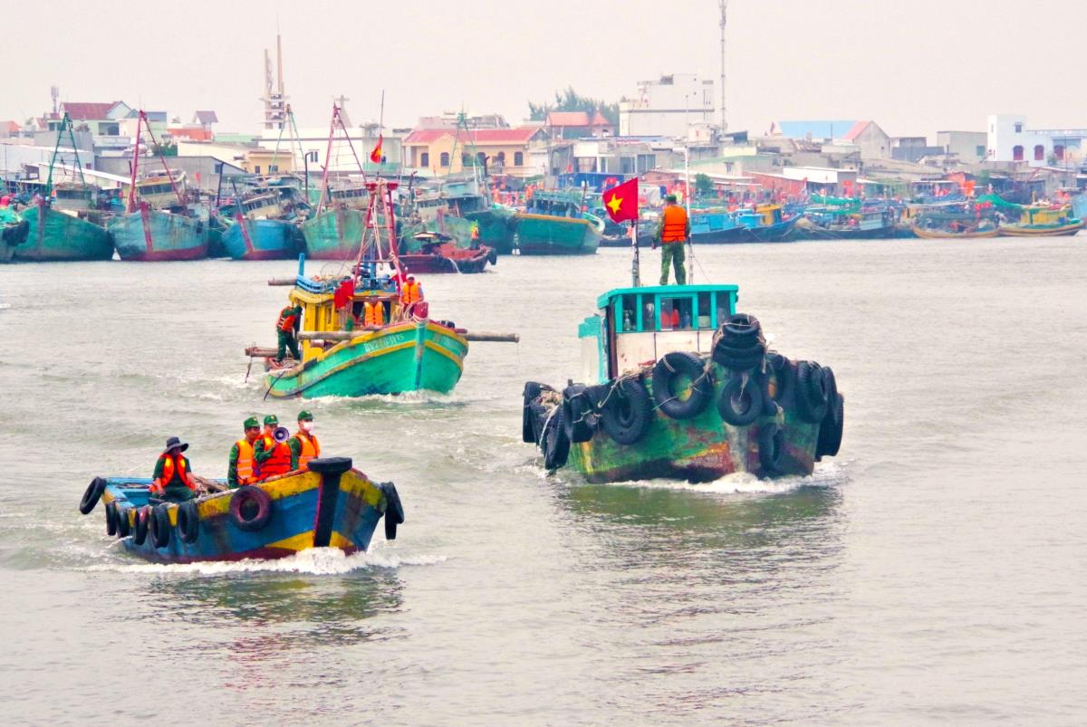 Đồn Bi&amp;ecirc;n ph&amp;ograve;ng Phước Tỉnh, BĐBP B&amp;agrave; Rịa - Vũng T&amp;agrave;u hướng d&amp;acirc;̃n, sắp x&amp;ecirc;́p tàu cá vào khu neo đ&amp;acirc;̣u an toàn trong mùa mưa bão. Ảnh: Quang Anh.