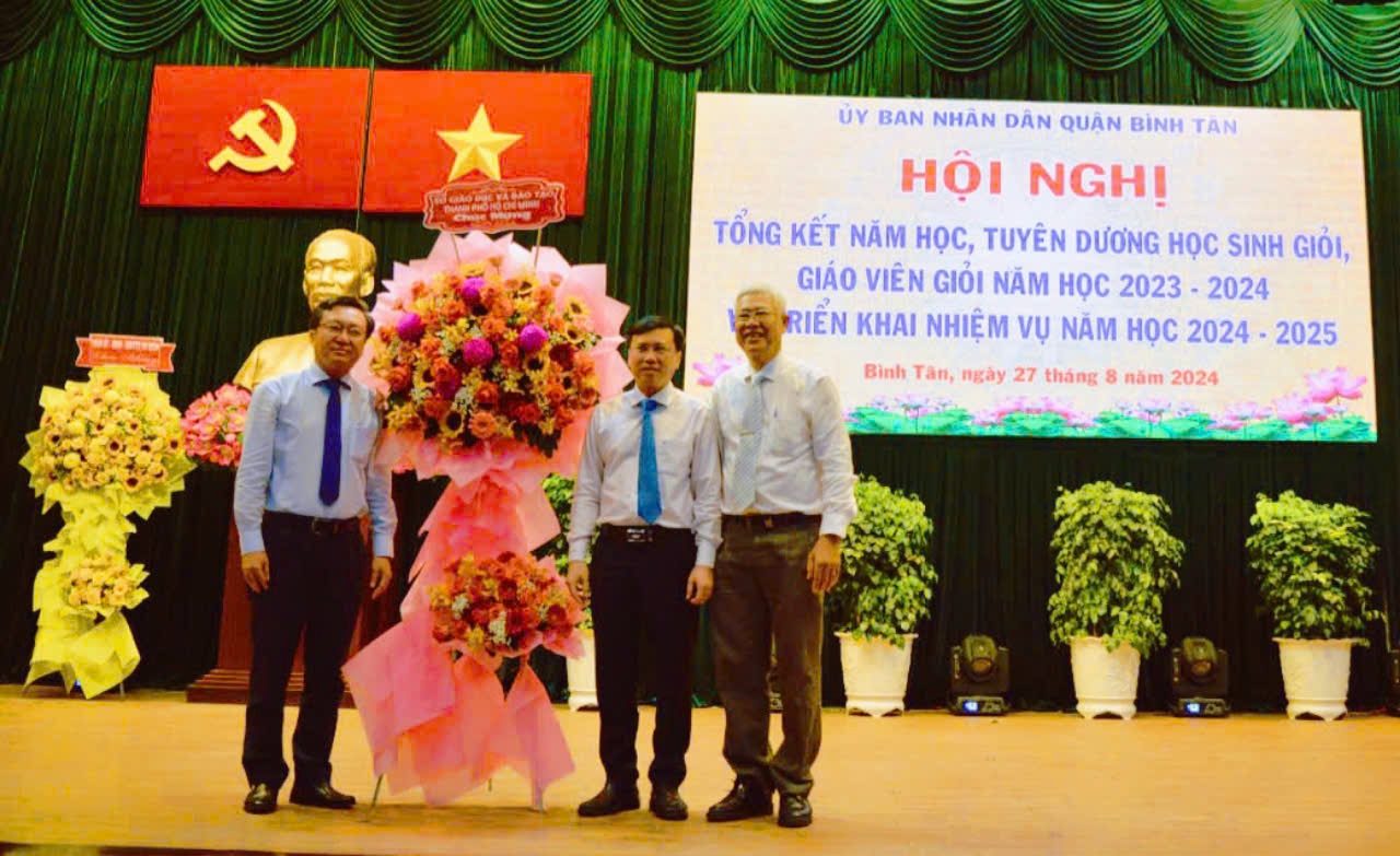 &amp;Ocirc;ng Nguyễn Bảo Quốc- Ph&amp;oacute; gi&amp;aacute;m đốc Sở Gi&amp;aacute;o dục v&amp;agrave; Đ&amp;agrave;o tạo TPHCM tặng  hoa  ch&amp;uacute;c mừng Hội nghị. Ảnh- B&amp;iacute;ch  Li&amp;ecirc;n