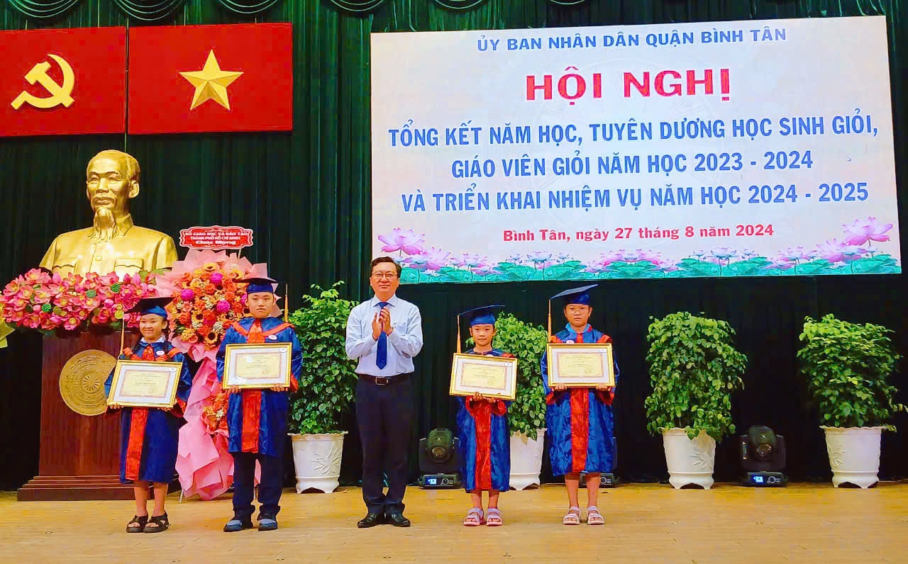 &amp;Ocirc;ng Nguyễn Bảo Quốc- Ph&amp;oacute; gi&amp;aacute;m đốc Sở Gi&amp;aacute;o dục v&amp;agrave; Đ&amp;agrave;o tạo TPHCM trao  giấy  khen  cho  top  4 em  học sinh đạt giải  cao  trong  kỳ  thi  to&amp;aacute;n  quốc tế . Ảnh- B&amp;iacute;ch  Li&amp;ecirc;n