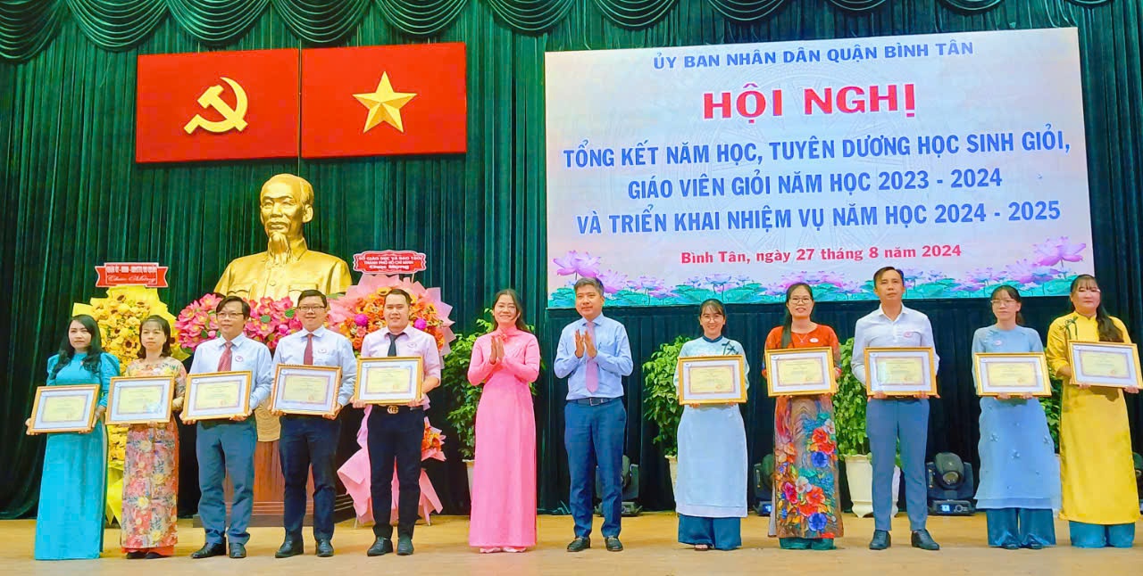 &amp;Ocirc;ng Nguyễn Việt Quế Sơn &amp;ndash; Ph&amp;oacute; B&amp;iacute; thư Thường trực Quận ủy v&amp;agrave;  b&amp;agrave;  L&amp;ecirc;  Thị  Ngọc Dung, QUV- Ph&amp;oacute;  CTUBND  quận  trao giấy khen đến Tập thể gi&amp;aacute;o  vi&amp;ecirc;n  đạt th&amp;agrave;nh t&amp;iacute;ch cao trong năm học 2023 &amp;ndash; 2024 .