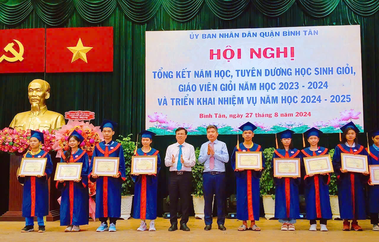 &amp;ocirc;ng Nguyễn Minh Nhựt- Ph&amp;oacute; B&amp;iacute; thư Quận uỷ, CTUBND Quận v&amp;agrave;Nguyễn Việt Quế Sơn &amp;ndash; Ph&amp;oacute; B&amp;iacute; thư Thường trực Quận ủy trao  tặng  giấy  khen  cho  c&amp;aacute;c  em  đạt  giải  cao  trong  kỳ  thi  cấp Quốc gia.